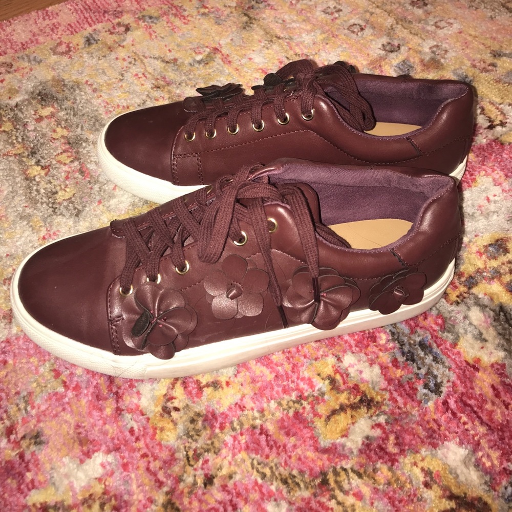 Super cute burgundy sneakers with flower detail